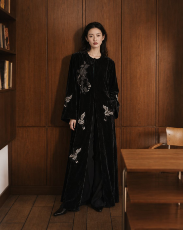 Халат Zardozi Takshila Couture Бархат сатып алыңыз – ZhannaKanGroup премиум сыртқы киім