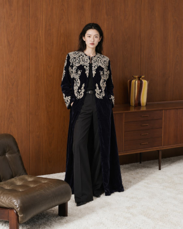Халат Zardozi Takshila Couture Бархат сатып алыңыз – ZhannaKanGroup премиум сыртқы киім